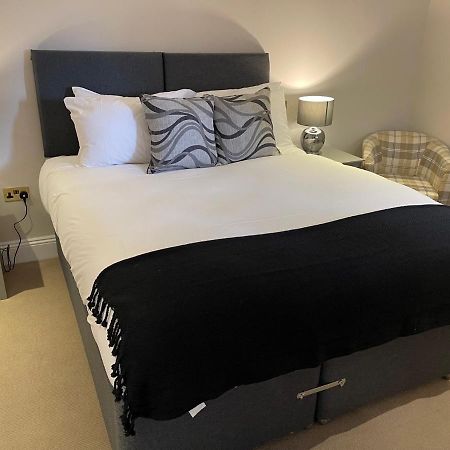 The Crown Of Cookham Hotel Bagian luar foto