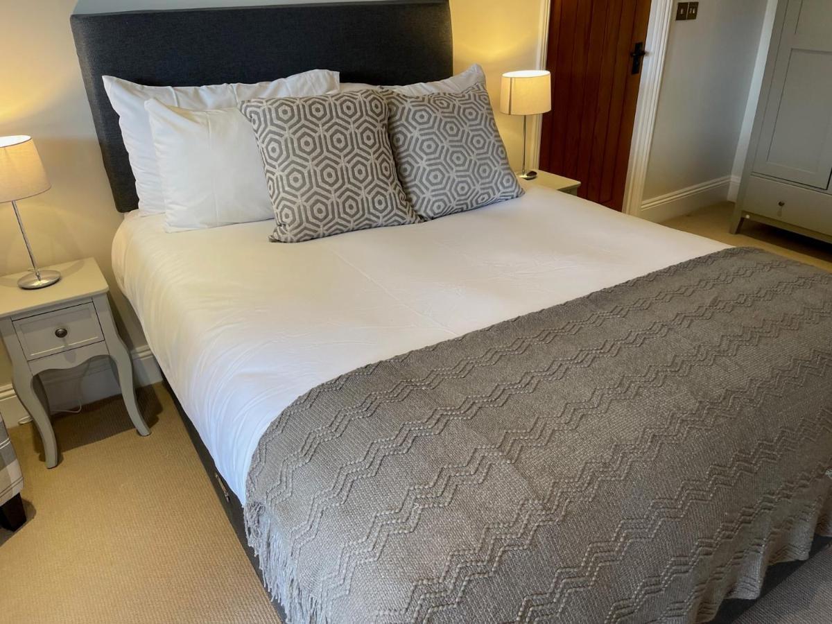 The Crown Of Cookham Hotel Bagian luar foto